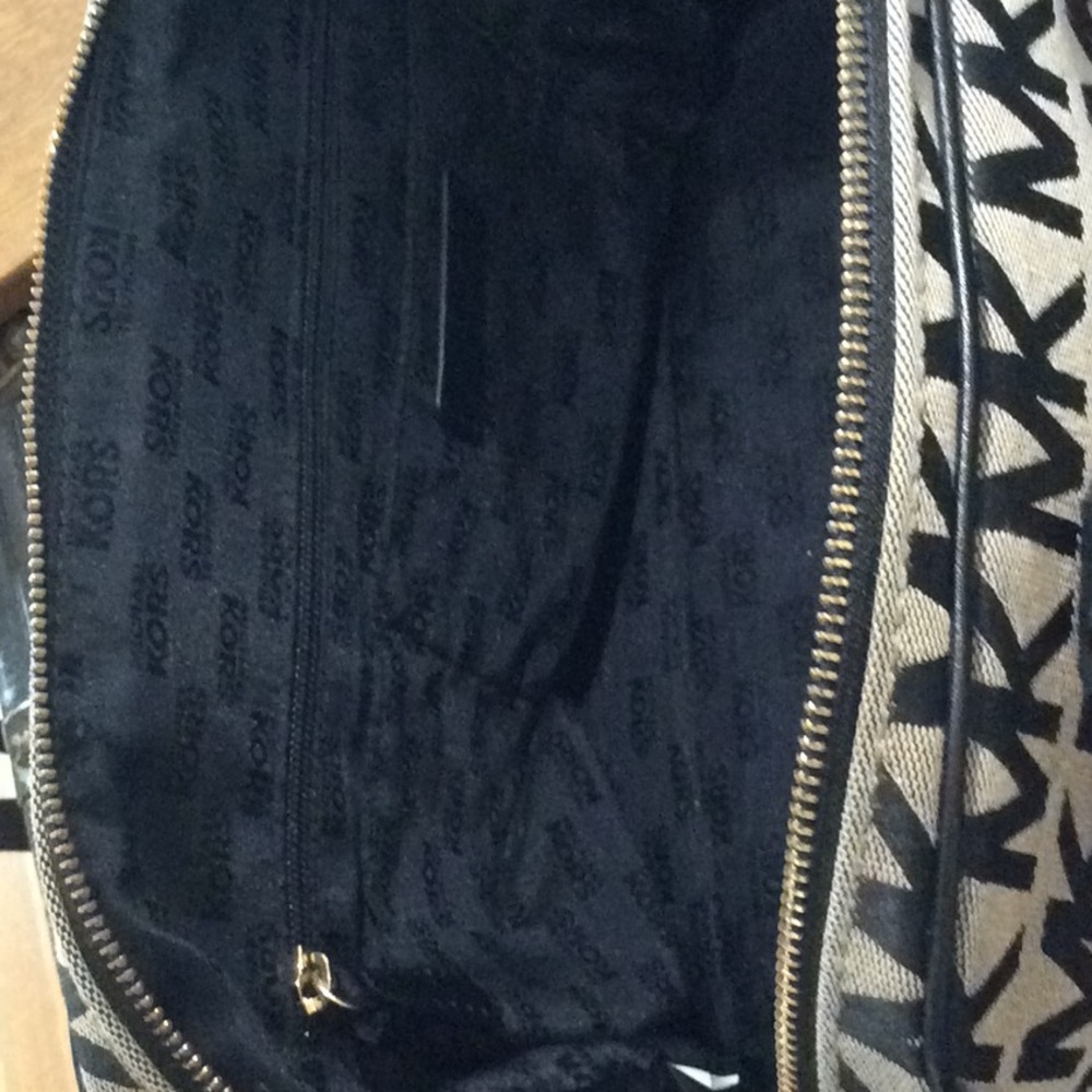 Michael Kors MK Signature Large Satchel - Picture 6 of 8